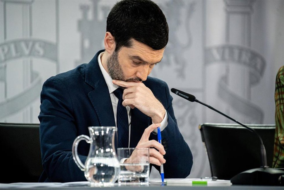 El ministro de Derechos Sociales, Consumo y Agenda 2030, Pablo Bustinduy, durante una rueda de prensa tras la reunión del Consejo de Ministros, a 10 de febrero de 2026, en Madrid (España). 