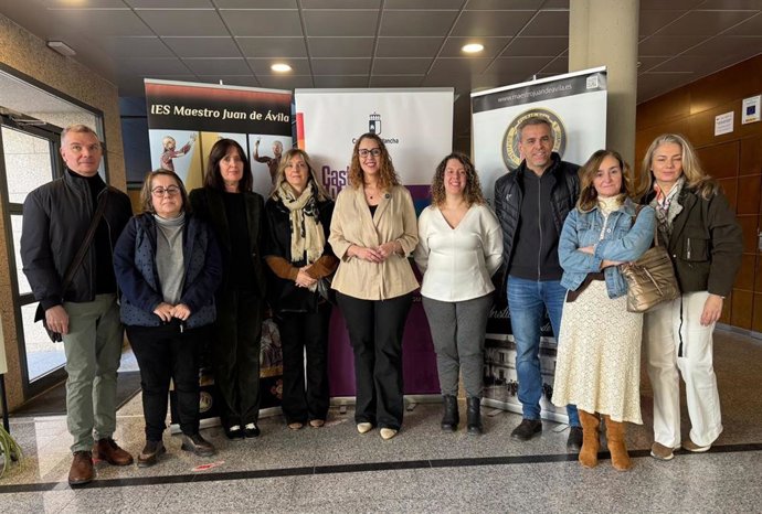 Visita de la consejera de Igualdad de C-LM, Sara Simón, al IES 'Juan de Ávila' de Ciudad Real.