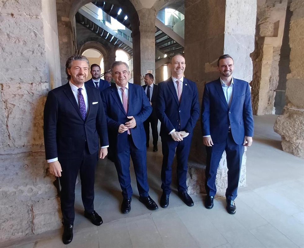 El consejero de Medio Ambiente, Universidades, Investigación y Mar Menor, Juan María Vázquez, junto al rector de la Universidad Politécnica de Cartagena, Mathieu Kessler, y al presidente de la Federación Regional de Empresarios del Metal de Murcia (Frem