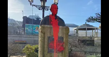BNG y PSdeG rechazan la vandalización de busto de Fraga en Vilalba: "Esa forma de actuar no nos representa"