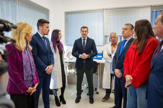 El presidente de la Junta de Andalucía, Juanma Moreno, acompañado por otras autoridades, inaugura el nuevo consultorio de salud de Corrales (Huelva).