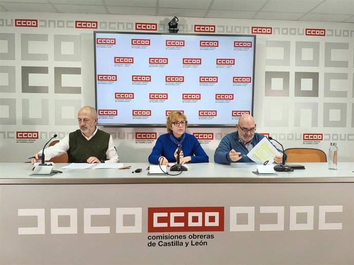 La secretaria general de CCOO en Castilla y León, Ana Fernández de los Muros, junto al secretario general de FSC, Jesús García, (d) y el responsable de medio ambiente de la Federación, José Ramón Jiménez (i).