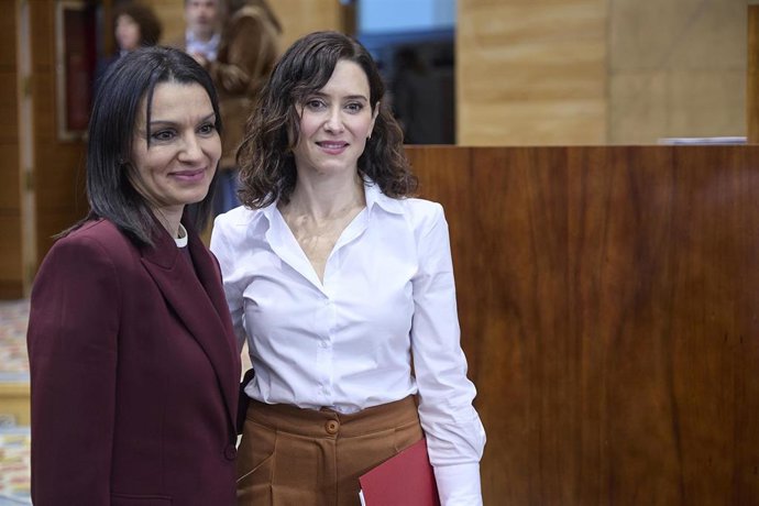 La presidenta de la Comunidad de Madrid, Isabel Díaz Ayuso (d), con la nueva consejera de Educación, Ciencia y Universidades de la Comunidad de Madrid, María Mercedes Zarzalejo (i), durante el pleno de la Asamblea de Madrid