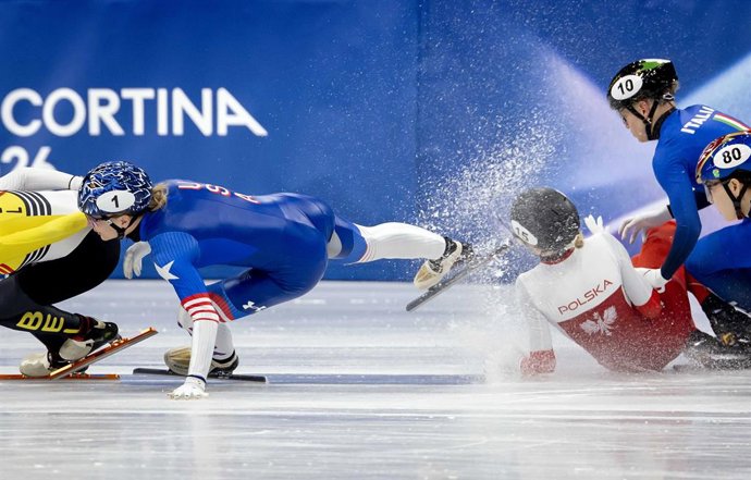 20 February 2026, Italy, Cortina D'ampezzo: Poland's Kamila Sellier (2nd R) is hit in the face by a skate of Italy's Arianna Fontana during the Women's 1500m Short Track Speed Skating quarterfinals event, as part of the 2026 Winter Olympic Games. Photo: R