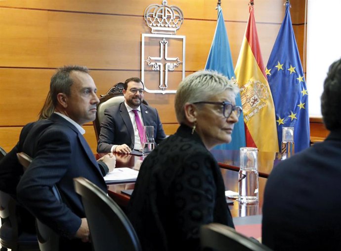 La consejera de Salud, Concepción Saavedra, junto al consejero Ovidio Zapico y el presidente Adrián Barbón en el Consejo de Gobierno.