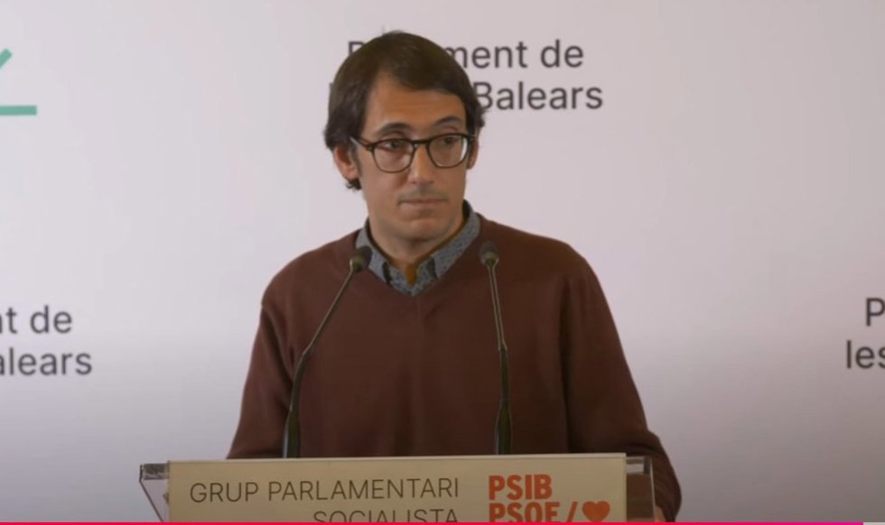Archivo - El portavoz del PSIB en el Parlament, Iago Negueruela, en rueda de prensa.