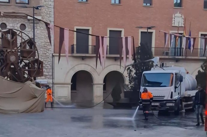 Operativo de limpieza en Teruel tras el fin de semana de las Bodas de Isabel.