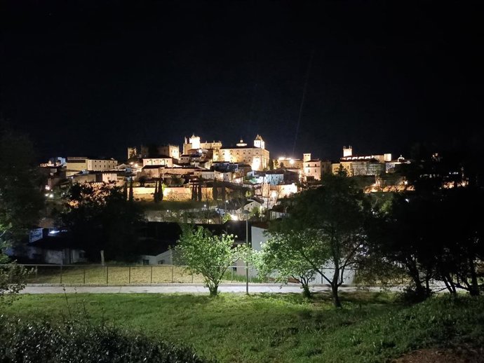 Archivo - Ciudad Monumental de Cáceres de noche