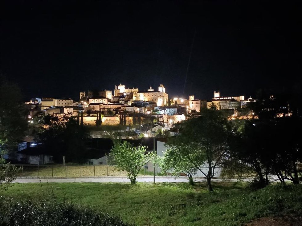 Archivo - Ciudad Monumental de Cáceres de noche
