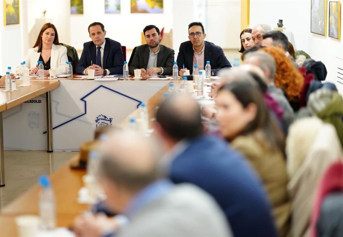 Íscar preside la reunión con representantes de las Juntas de Cofradías y con alcaldes y concejales de las localidades que cuentan con este organismo.