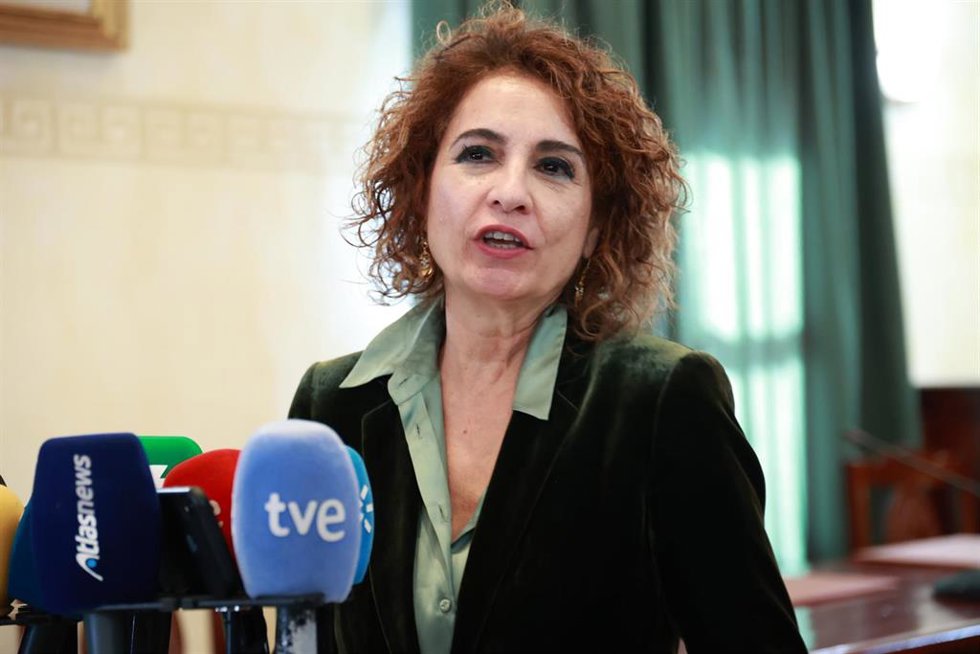 La secretaria general del PSOE-A y vicepresidenta primera del Gobierno y ministra de Hacienda, María Jesús Montero, atiende a los medios antes de mantener una reunión en Grazalema con los alcaldes de la Mancomunidad de Municipios de la Sierra de Cádiz. 