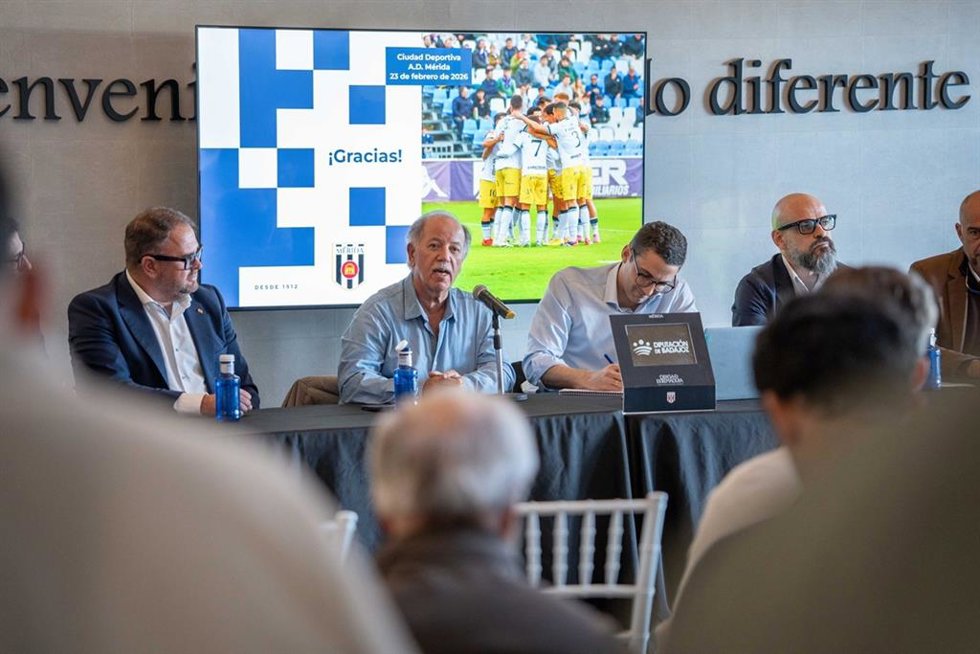 El presidente de la AD Mrida, Cliff Crown, junto al alcalde de Mérida, Antonio Rodríguez Osuna, presenta la nueva ciudad deportiva del club.