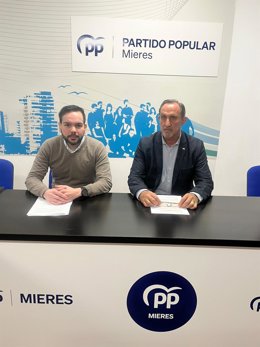 El senador del Partido Popular por Asturias y presidente del PP de Mieres, José Manuel Rodríguez ‘Lito’, junto al concejal del Partido Popular en el Ayuntamiento de Mieres, Víctor Ferreira.