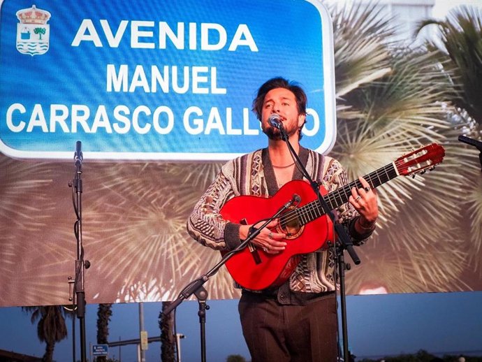 El artista Manuel Carrasco en una actuación durante un homenaje en su pueblo natal, Isla Cristina (Huelva), en la que le han dedicado una calle.