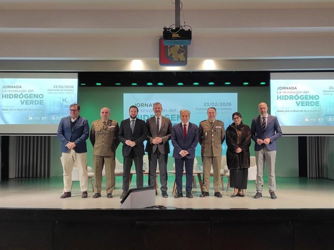 El presidente de la Diputación de Córdoba, Salvador Fuentes (cuarto por la dcha.), en la inauguración de la jornada 'La revolución del hidrógeno verde'.