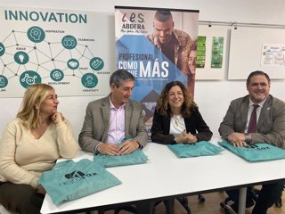 La consejera de Desarrollo Educativo y FP de la Junta de Andalucía, María del Carmen Castillo, visita el IES Abdera de Adra (Almería).