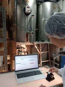 Sistema de análisis de la miel mediante tecnología de infrarrojo cercano.