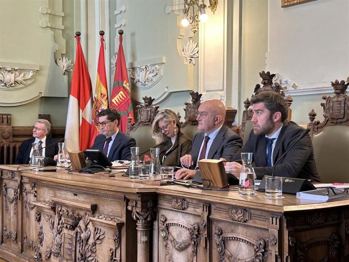 Mesa presidencial del Pleno del Ayuntamiento de Valladolid, con la portavoz de Vox, Irene Carvajal, a la izquierda del alcalde, Jesús Julio Carnero.