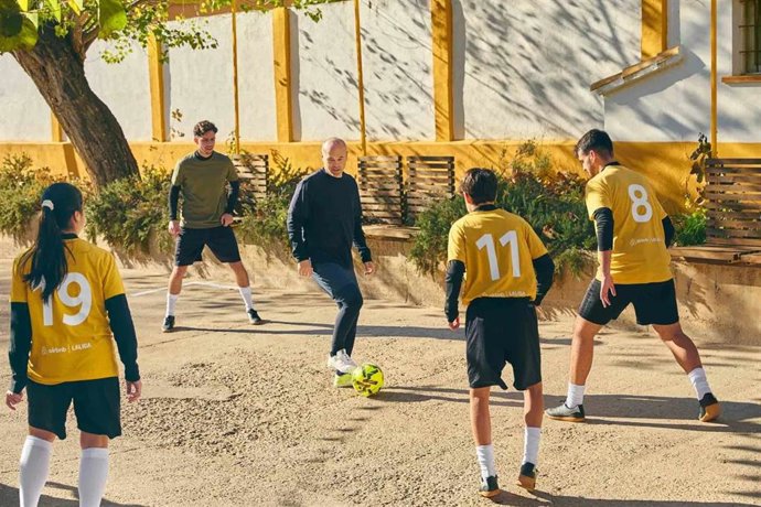 Airbnb y LaLiga estrenan su alianza con una experiencia junto a Andrés Iniesta en Fuentealbilla (Albacete).