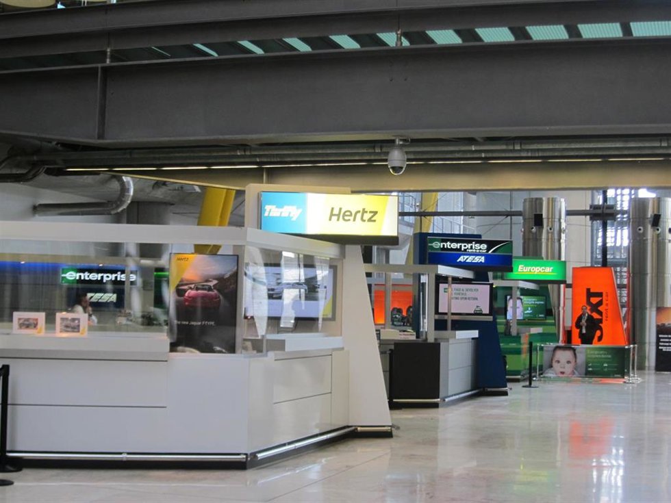 Archivo - Mostradores de empresas de alquiler de coches en el aeropuerto de Barajas.