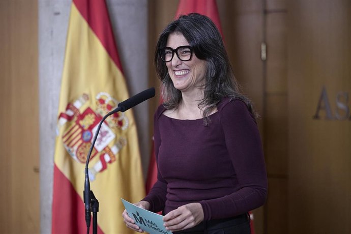 Archivo - La portavoz de Más Madrid, Manuela Bergerot, en los pasillos de la Asamblea