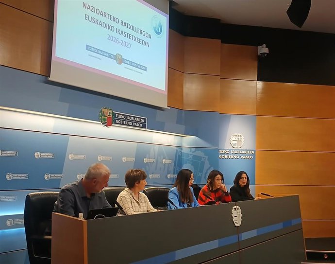 La consejera vasca de Educación, Begoña Pedrosa, junto a los directores Idoia Pujana Uriarte , Lorea Gabiola Anakabe y Joseba Zabala Martin en rueda de prensa en Bilbao.