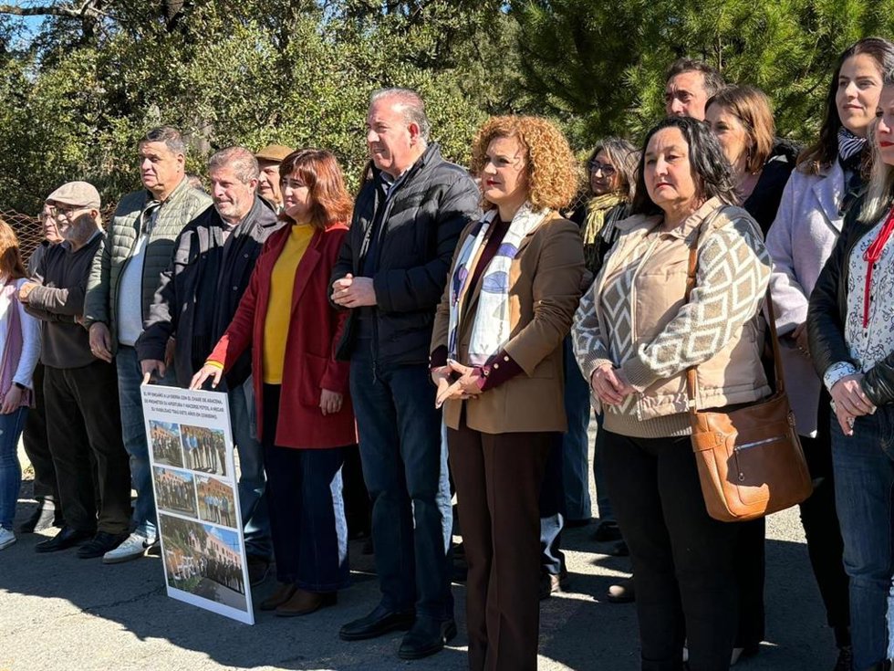 La secretaria general del PSOE de Huelva, María Eugenia Limón, junto al alcalde de Aracena, Manuel Guerra, y otros primeros ediles y concejales socialista de los municipios de la sierra en los terrenos donde se ubica el Chare.