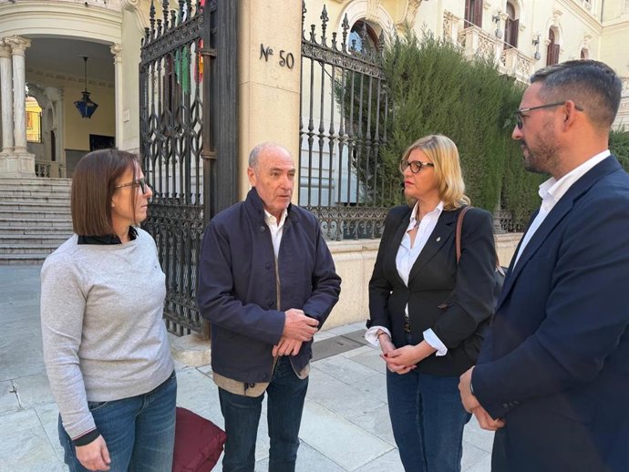 El vicesecretario de Agricultura del PP de Granada, Antonio Mancilla, acompañado por representantes de Asaja, así como por la portavoz provincial y diputada Lourdes Ramírez, y la portavoz adjunta en el Senado, Inmaculada Hernández.