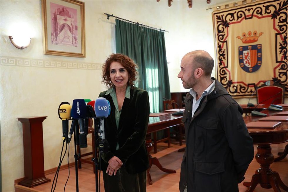 La secretaria general del PSOE-A y vicepresidenta primera del Gobierno y ministra de Hacienda, María Jesús Montero, atiende a los medios antes de mantener una reunión en Grazalema con los alcaldes de la Mancomunidad de Municipios de la Sierra de Cádiz. 