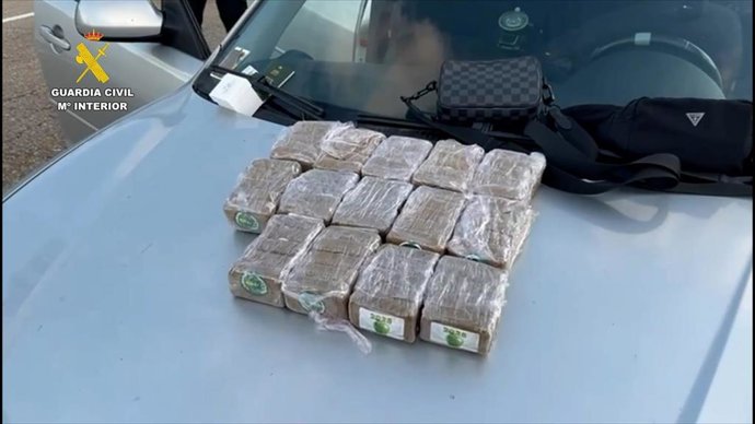 La Guardia Civil se incauta de siete kilos de hachís ocultos en un vehículo en la provincia de Burgos.