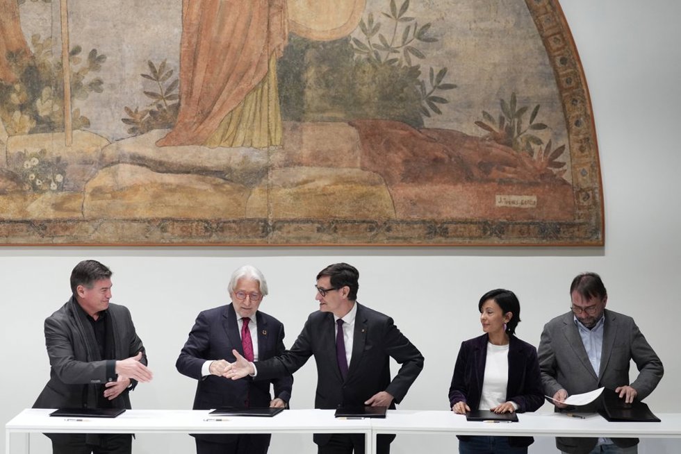 (I-D) El presidente de Pimec, Antoni Cañete; el presidente de Foment del Treball, Josep Sánchez Llibre; el president de la Generalitat, Salvador Illa; la secretaria general de CCOO Catalunya, Belén López, y el secretario general de UGT Catalunya, Camil