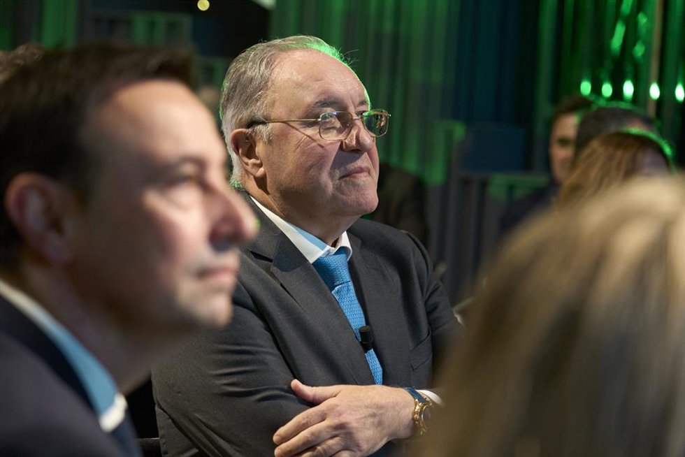 El presidente de Sidenor, Mirai y Talgo, José Antonio Jainaga (d), junto al consejero de Economía, Trabajo y Empleo, Mikel Torres (i)