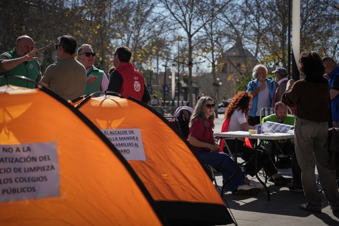 Imagen de participantes en la acampada convocada por el Comité de Empresa del Ayuntamiento de Sevilla en protesta contra la privatización del servicio. 