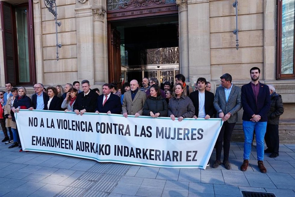 Concentración del Parlamento de Navarra en señal de repulsa por los asesinatos por violencia machista cometidos los últimos días.