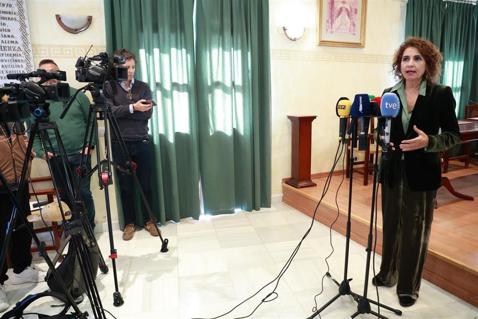 La secretaria general del PSOE-A y vicepresidenta primera del Gobierno y ministra de Hacienda, María Jesús Montero, atiende a los medios antes de mantener una reunión en Grazalema con los alcaldes de la Mancomunidad de Municipios de la Sierra de Cádiz. 