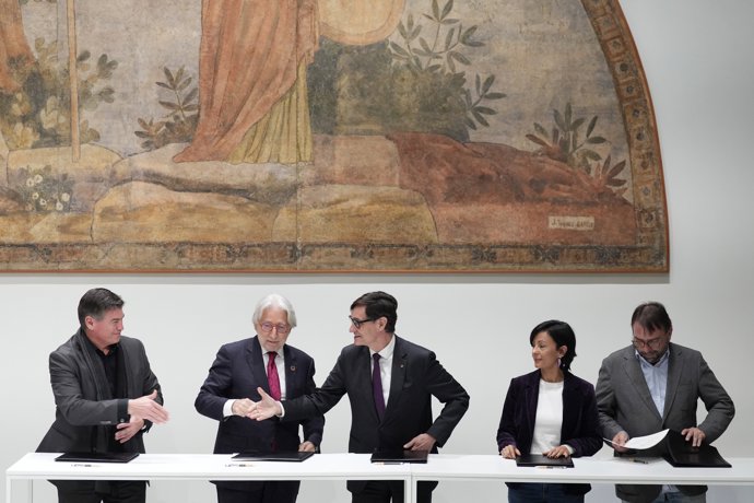 (I-D) El presidente de Pimec, Antoni Cañete; el presidente de Foment del Treball, Josep Sánchez Llibre; el president de la Generalitat, Salvador Illa; la secretaria general de CCOO Catalunya, Belén López, y el secretario general de UGT Catalunya, Camil 