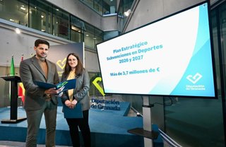 La portavoz del equipo de gobierno de la Diputación de Granada, María Vera, y el diputado de Deportes e Instalaciones Deportivas, Eric Escobedo.