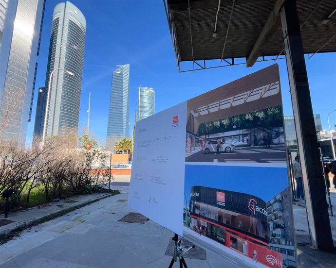 Cartel de la nueva electrolinera en el Paseo de la Castellana.