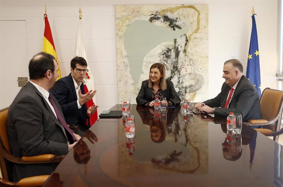 La presidenta de Cantabria, María José Sáenz de Buruaga, se reúne con los responsables de Telefónica en Cantabria