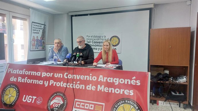 Representantes de los trabajadores del sistema de protección y reforma de menores de Aragón: Alberto Echevarría (CCOO), Héctor García (CGT) y Angélica Mazo (UGT).
