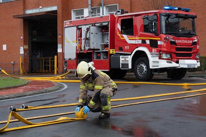 Archivo - Arquivo - Um bombeiro trabalha na extinção de um incêndio numa empresa, junto com os trabalhadores que foram evacuados, em 28 de janeiro de 2025, em Barakaldo, Bilbao, Vizcaya (Espanha). Os trabalhadores de uma empresa de