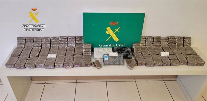 Paquete con 25 kilos de hachís y tres kilos de cocaína