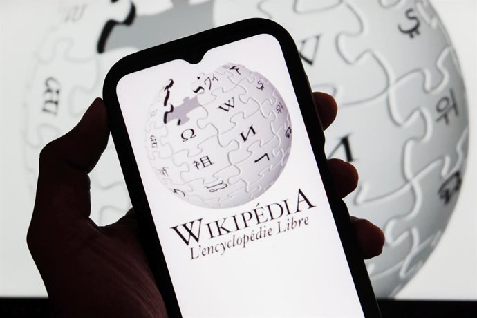 Archivo - October 31, 2025, Indonesia: In this photo illustration, a Wikipedia logo is displayed on a smartphone and in the background.