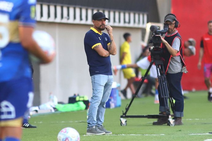 Futbol, Everton vs Huachipato. Fecha 3, Liga de Primera 2026. El director tecnico de Everton Javier Torrente es fotografiado durante el partido de primera division contra Huachipato disputado en el estadio Nicolas Chahuan de La Calera,