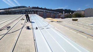 Trabajos para arreglar la cubierta de la piscina de Las Fuentezuelas.