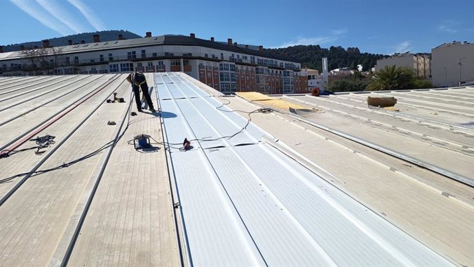 Trabajos para arreglar la cubierta de la piscina de Las Fuentezuelas.
