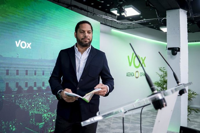 Archivo - Arquivo - O secretário-geral do Vox, Ignacio Garriga, chega a uma coletiva de imprensa após a reunião do Comitê de Ação Política do VOX, na sede do partido, em 4 de março de 2024, em Madri (Espanha). Durante a coletiva, Garriga exigiu
