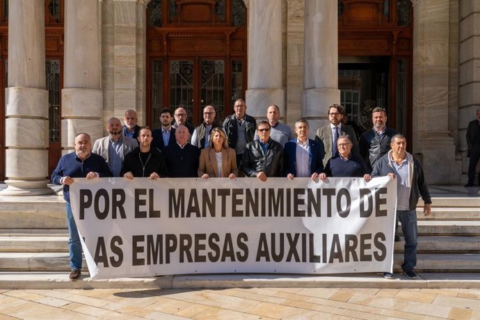 La alcaldesa, Noelia Arroyo, y los portavoces municipales, con los representantes de las compañías auxiliares
