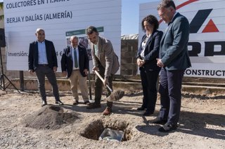 El consejero de Agricultura, Pesca, Agua y Desarrollo Rural, Ramón Fernández-Pacheco, participa en el acto de colocación de la primera piedra de la obra de los nuevos colectores para las localidades del Poniente almeriense de Berja, Dalías y Balanegra.