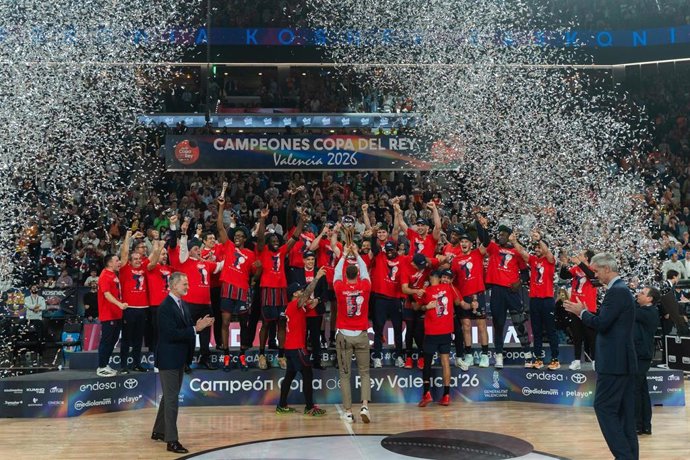 Los jugadores del Baskonia celebran tras ganar la final de la Copa de S.M. el Rey de baloncesto, en el Roig Arena, a 22 de febrero de 2026, en Valencia, Comunidad Valenciana (España). 